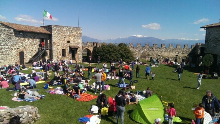 Lonato del Garda Castle: picnic, fairy tales, and botanical treasure hunt for the whole family! Monday, April 1st, a day of fun and relaxation on the hills of Lake Garda with activities for both adults and children.