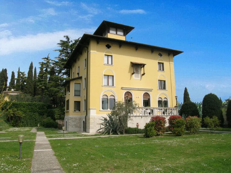 Dependance of Villa Callas in Sirmione for sale: a historic gem on Lake Garda