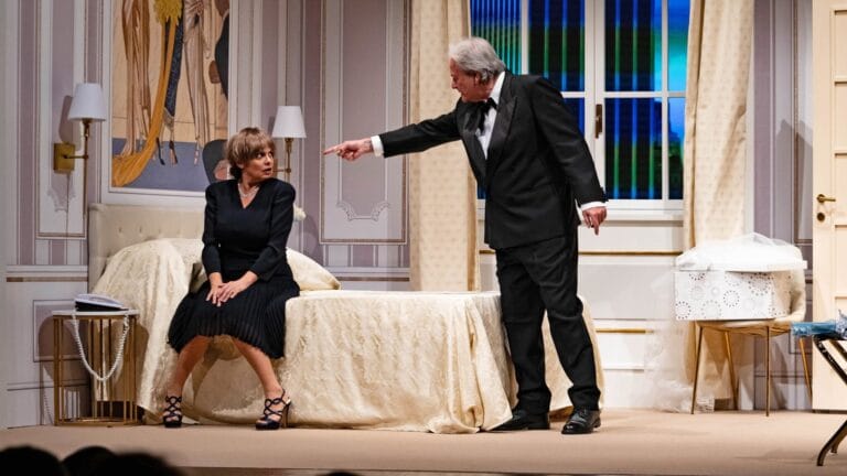 Corrado Tedeschi and Debora Caprioglio in Plaza Suite at the Teatro Sociale