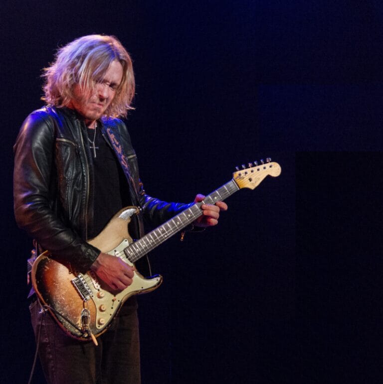 Tener-A-Mente: exclusive concerts by The The and Kenny Wayne Shepherd Band