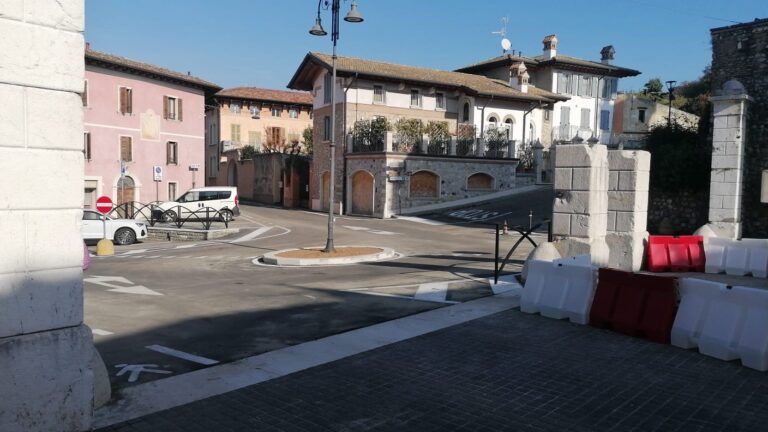Lonato, Piazza Corlo reopens: redevelopment completed, here are new traffic rules and parking regulations
