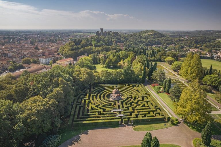Valeggio sul Mincio: the term “Polirinto” is born to define the labyrinth of the Sigurtà Garden Park