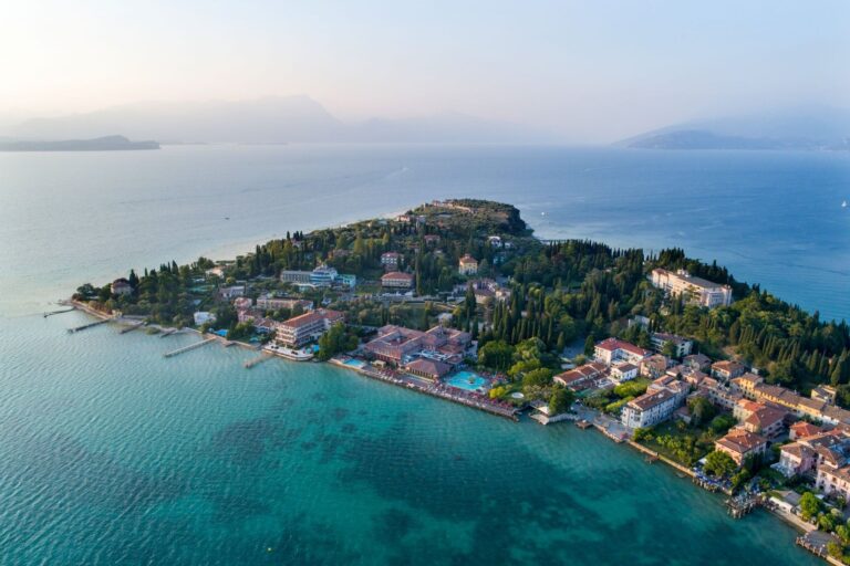 Sirmione: TAR and Council of State Confirm Regulations on Short-Term Rentals and Public Premises