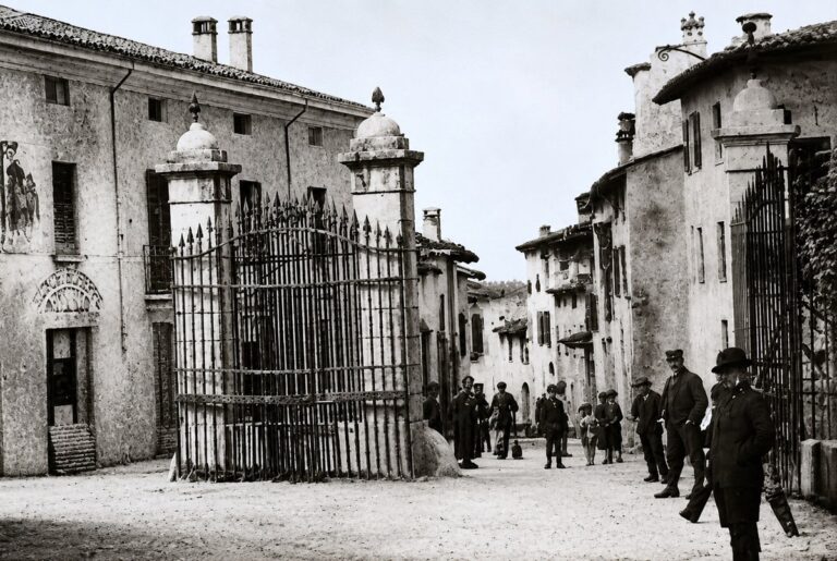 Porta Corlo Lonato del Garda Risorgimento columns