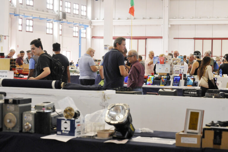 Montichiari Hosts 65th Electronics Fair, Featuring Vintage Radios and Vinyl Records